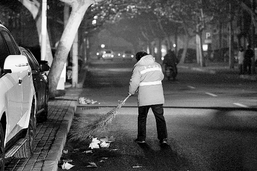 清晨六点，郑州市经七路，一名环卫工开始了一天的工作。