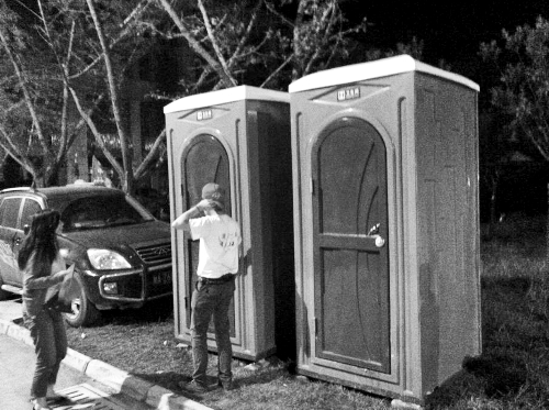 　24日下午，简易厕所出现在芦山街头