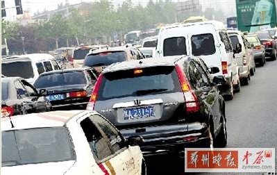 晚高峰的花园路车流密不透风 郑州晚报记者 周甬 图