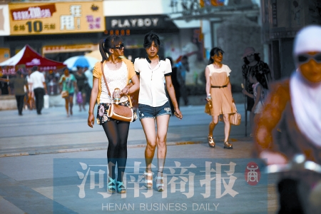 郑州二七广场，俩女孩在热浪下逛街 邱晓峰/摄