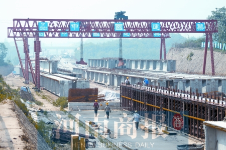 工程中全长1050米的竹叶河特大桥正在施工中 唐韬/摄