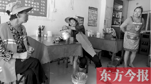 7月30日下午，郑州市建设路一家面馆老板毋女士，给两位环卫工端水解暑