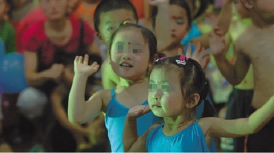 在郑州康达能力训练中心，两个孤独症女孩在表演舞蹈，她们也慢慢打开了心门。