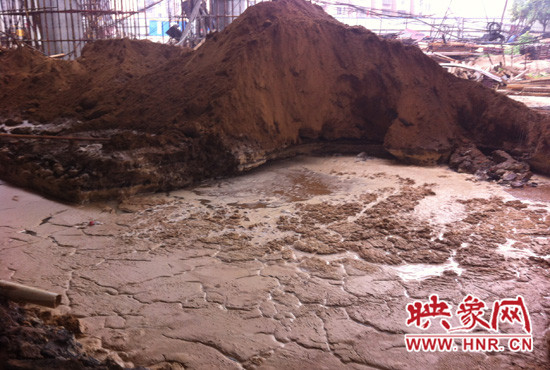 陇海路西三环快速路施工现场，被挖断的管道就在泥水下面