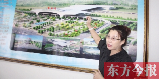 梁园区高铁建设指挥部常务副指挥长、梁园区委副书记杜丽亚向记者介绍高铁站效果图