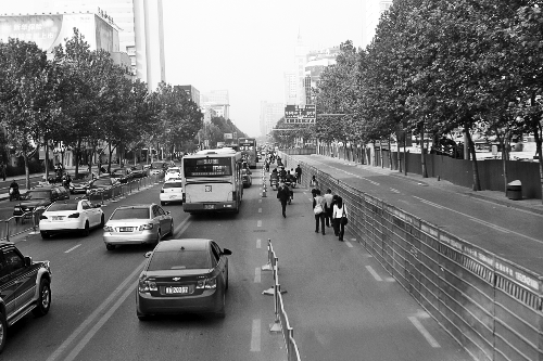 郑州花园路部分路段围挡 2015年9月才可“解围”