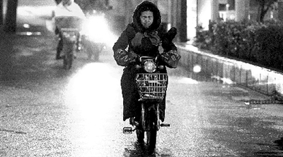 昨日，中原路上，骑车女子穿羽绒服御寒。