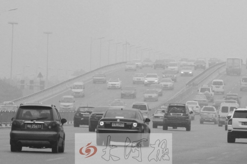 省会郑州的雾霾中,机动车尾气平均占24%,严重时占60%。