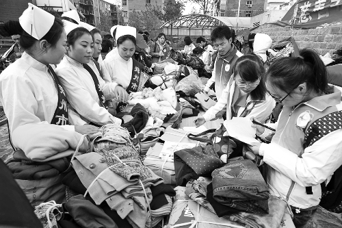 郑州慈善志愿者暖冬行动启动，志愿者将把闲置衣物送给需要的人。