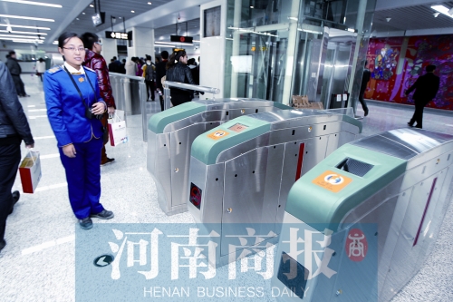 本月26日地铁试运营时，将实现公交、地铁一卡通（资料图）王春胜/摄
