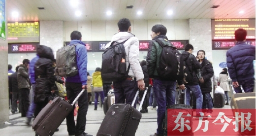 郑州火车站东广场售票大厅，几名学生在售票窗口前踌躇
