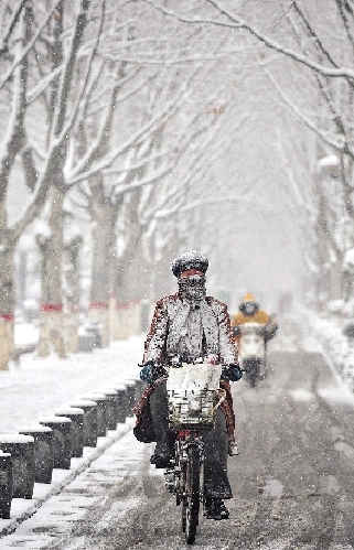 大雪给市民出行造成不便。