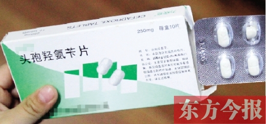 郑州一市民向记者展示他不开方直接在药店买的头孢