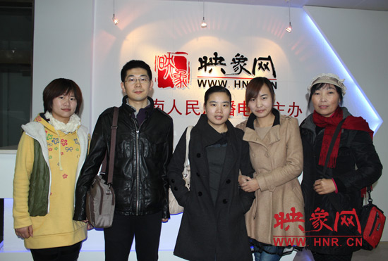 网友出发前和东方今报记者刘长征、河南电台新闻广播记者王巴燕（左二、左三）合影