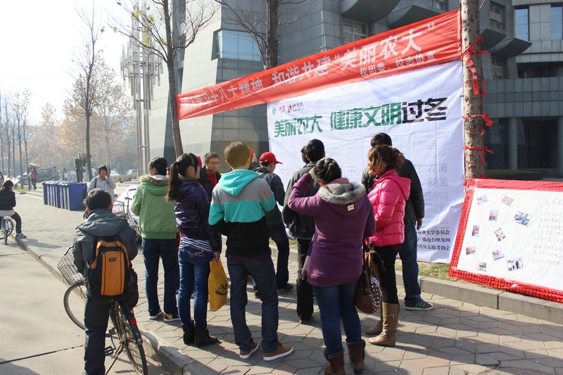 志愿者在现场布置场地 志愿者在现场布置场地