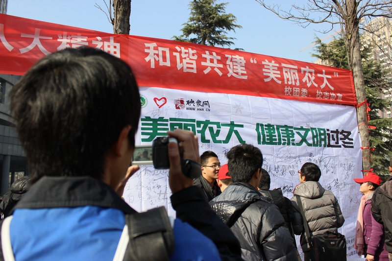 活动现场人潮涌动 活动现场人潮涌动