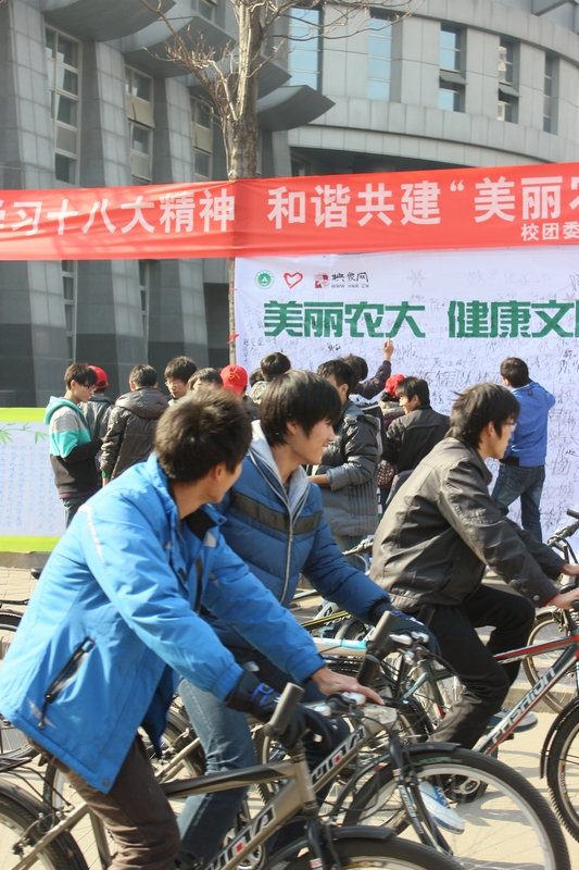 活动现场人流涌动,过路人群驻足观看 活动现场人流涌动,过路人群驻足观看