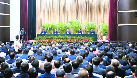 昨日，全市领导干部大会在渝州宾馆举行。 重庆日报图
