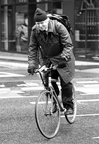 2012年5月5日，伦敦市长骑车下班。