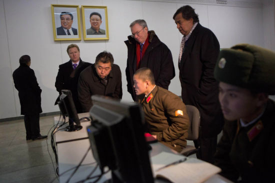 当地时间2013年1月9日，朝鲜平壤，谷歌执行董事长施密特和前新墨西哥州州长理查森参观朝鲜人民大学习堂。 （图片来源东方：IC）