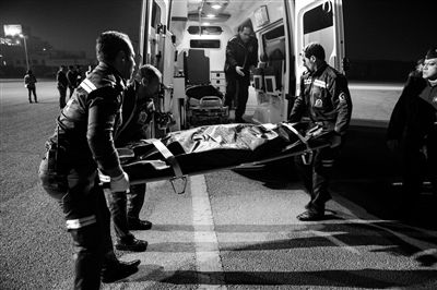 2月26日，埃及开罗，工作人员将埃及卢克索热气球事故遇难者的遗体送上救护车。新华社发