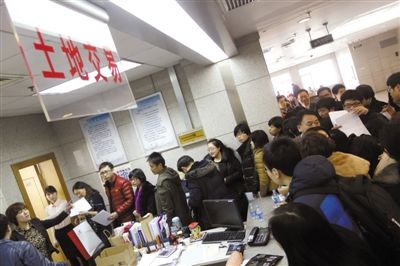 2月28日，北京市土地交易市场，各房地产企业代表准备竞拍房山、大兴、朝阳的13块土地。