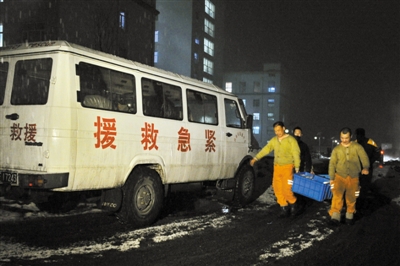 　　前日，几位救援矿工正在搬运给养。当日，吉林省通化矿业集团八宝煤矿再发瓦斯爆炸，已致6人死亡。新华