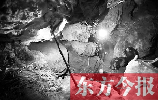 考古工作人员在孙家洞旧石器遗址清理发掘 资料图片