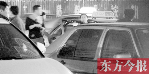 记者夜探郑州汽车南站 出租车随意涨价靠打架抢地盘