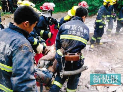 ■江苏消防人员在现场抢救受伤者。CFP供图
