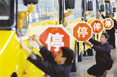 4月28日，江西上饶，江西博能上饶客车员工正在为销往广东客户的订单大鼻子校车做最后的质量安检。图/CFP