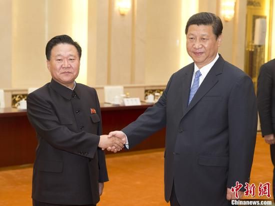 5月24日下午,中共中央总书记、国家主席习近平在人民大会堂会见朝鲜劳动党第一书记金正恩特使、朝鲜劳动党中央政治局常委崔龙海。中新社发 盛佳鹏 摄