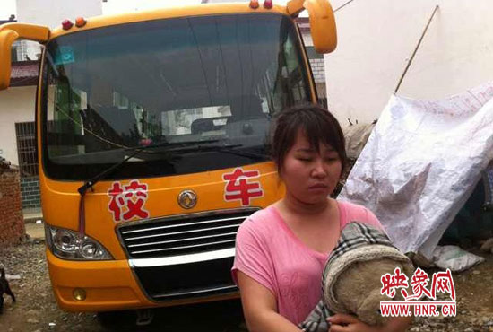 杨语媛的妈妈天天抱着孩子生前喜欢的布娃娃发呆。。。