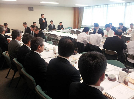 原文配图:5月28日,日本自民党召开会议与教科书出版公司讨论修改教科书审定标准。 原文配图:5月28日,日本自民党召开会议与教科书出版公司讨论修改教科书审定标准。