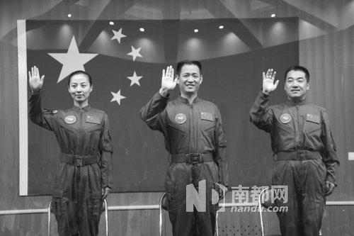 神舟十号航天员王亚平(左)、聂海胜(中)、张晓光(右)。 新华社发
