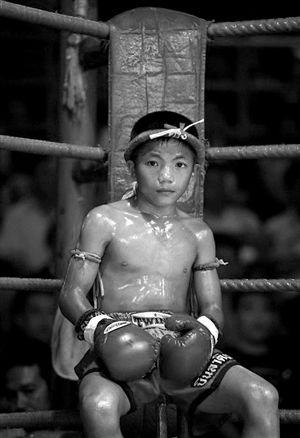 一名小拳手正准备比赛