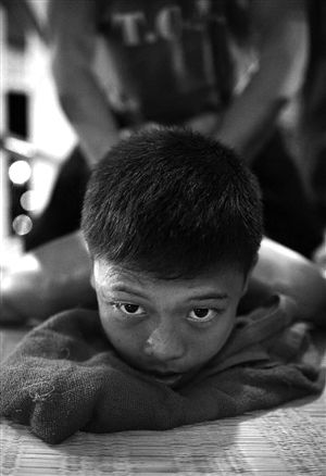 教练在帮小拳手按摩