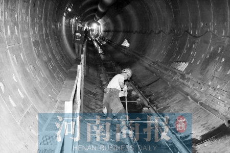 一位工人正在隧道内检查铁轨 实习生 唐韬/摄