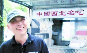  中国男子纽约摆摊否认日赚800美金 2次为罚单出庭