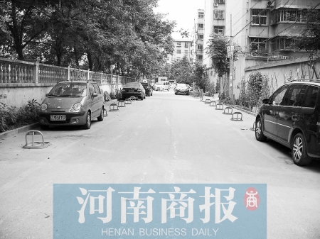 城市公共道路，成了很多人的“停车场” 记者 邱晓峰/摄