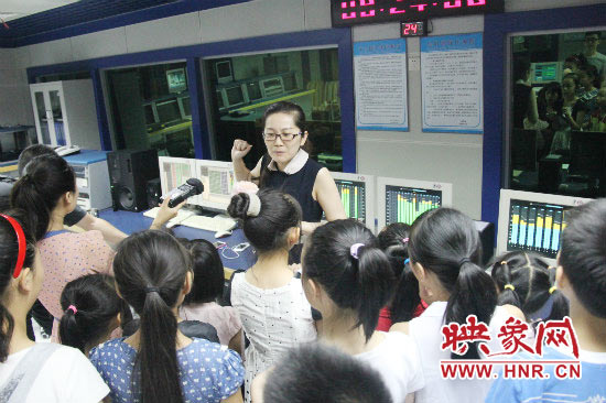 小记者们和主持人一起参观了河南人民广播电台总控机房