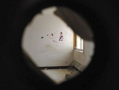 6月22日,南京市江宁区泉水新村,透过两名女童家门上的小洞,可以看到墙上贴着卡通娃娃和小星星。崔永利 摄