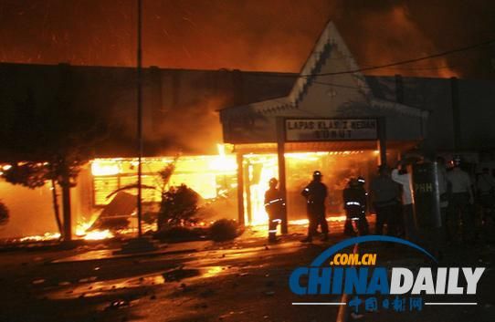 监狱内燃起了大火，消防员正在全力灭火。