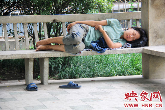 没事儿的时候，她就这样躺在金水河边的亭子里睡觉。