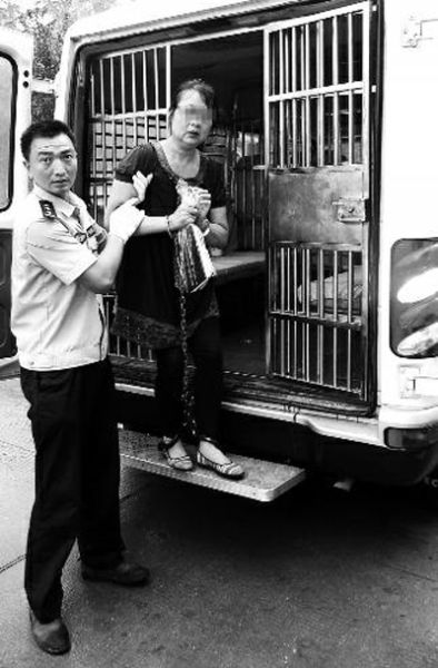 曹艳芳被带出囚车，准备到渭南市中级人民法院受审 程英晏 摄