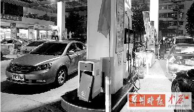 昨天晚上，桐柏路一加油站排队加油的汽车特别多，很多人都想赶在油价上涨前加满油箱。