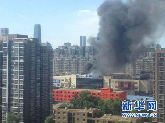 这是发生火灾的超市（7月24日摄）。7月24日，北京东三环双井附近的一家乐福超市发生火灾，浓烟滚滚