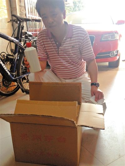 7月19日，王林的“徒弟”邹勇向记者展示他从王林那里买到的“特供”酒。新京报首席记者 张寒