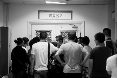 7月25日,北京天坛医院ICU病房外,一名大夫向被摔女童家属介绍伤情。新华社发