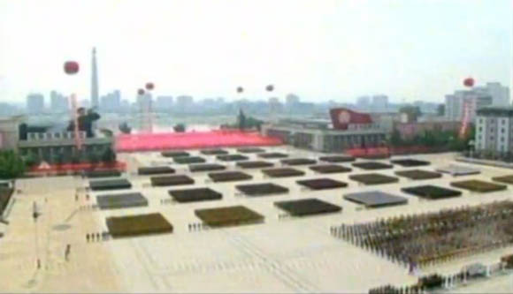 7月27日是《朝鲜停战协定》签署60周年纪念日，朝鲜在首都平壤举行的盛大的阅兵仪式。图为阅兵广场。